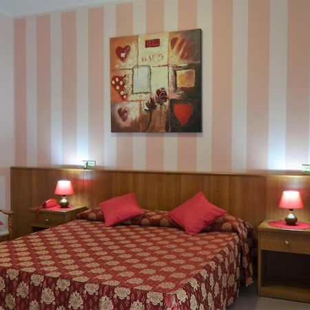 Hotel Facioni Pomezia Bagian luar foto