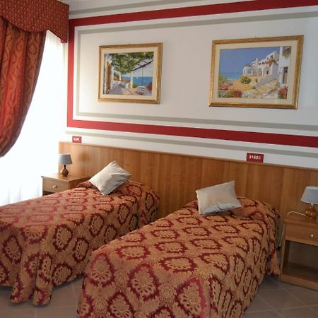 Hotel Facioni Pomezia Bagian luar foto