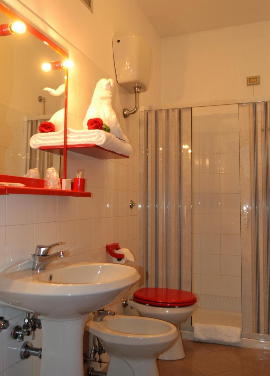 Hotel Facioni Pomezia Bagian luar foto
