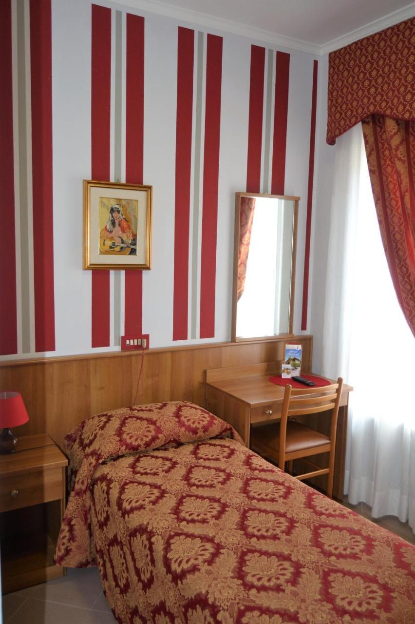 Hotel Facioni Pomezia Bagian luar foto