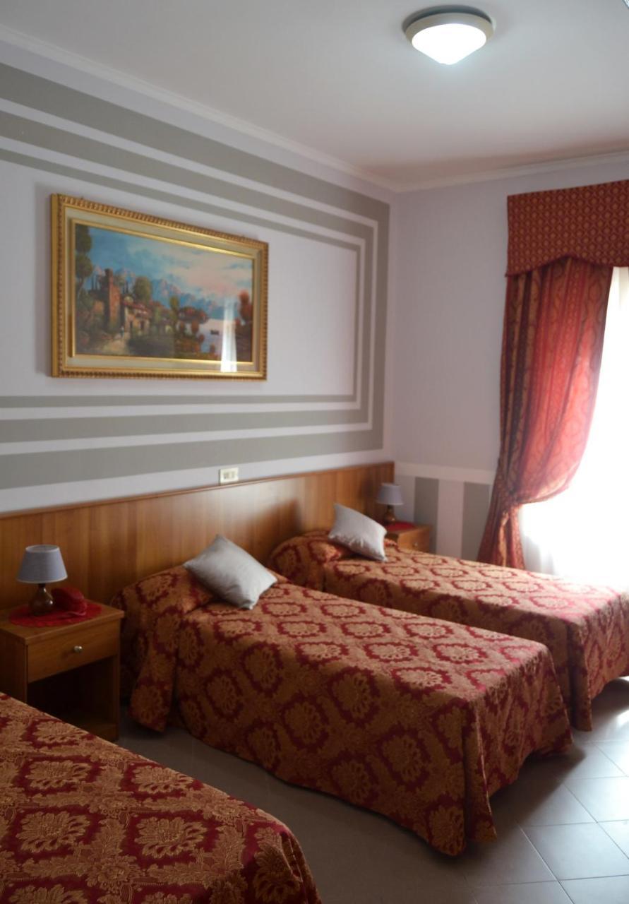 Hotel Facioni Pomezia Bagian luar foto