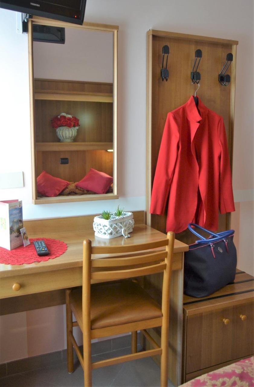 Hotel Facioni Pomezia Bagian luar foto