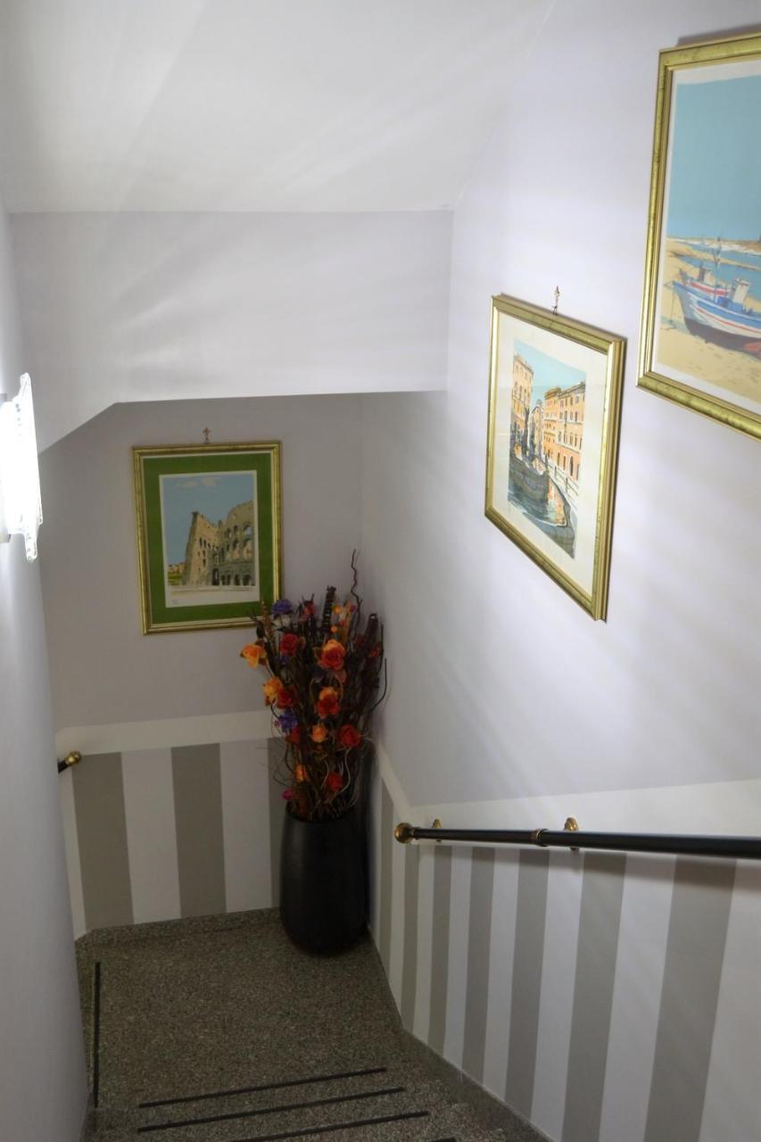 Hotel Facioni Pomezia Bagian luar foto