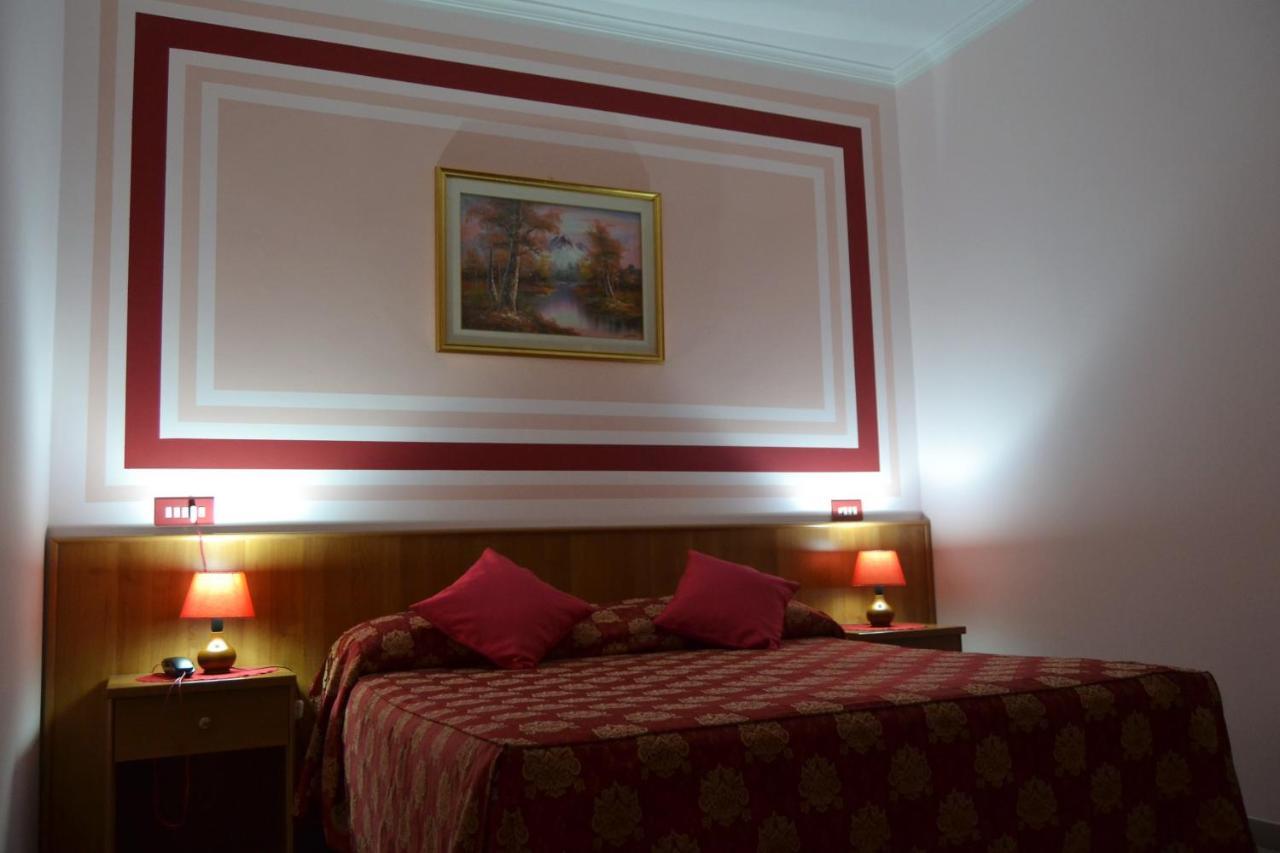 Hotel Facioni Pomezia Bagian luar foto