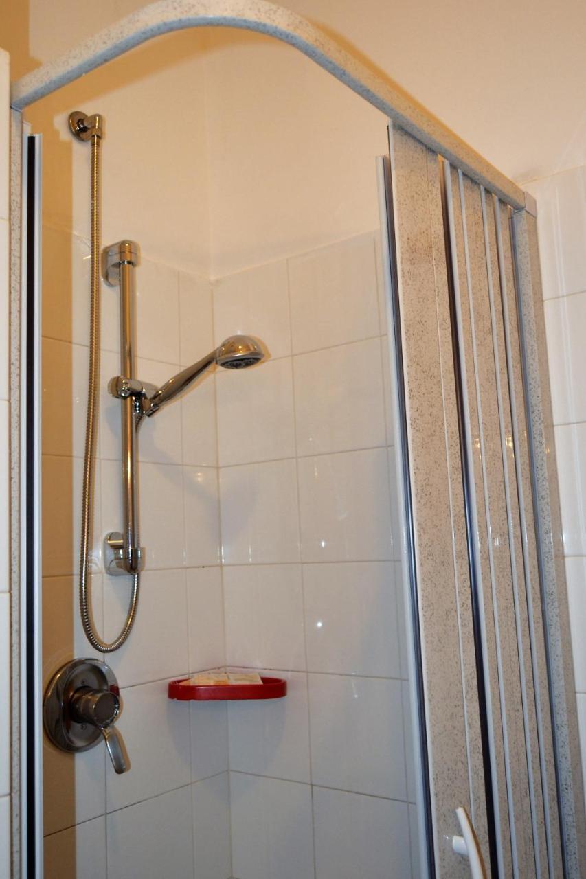 Hotel Facioni Pomezia Bagian luar foto