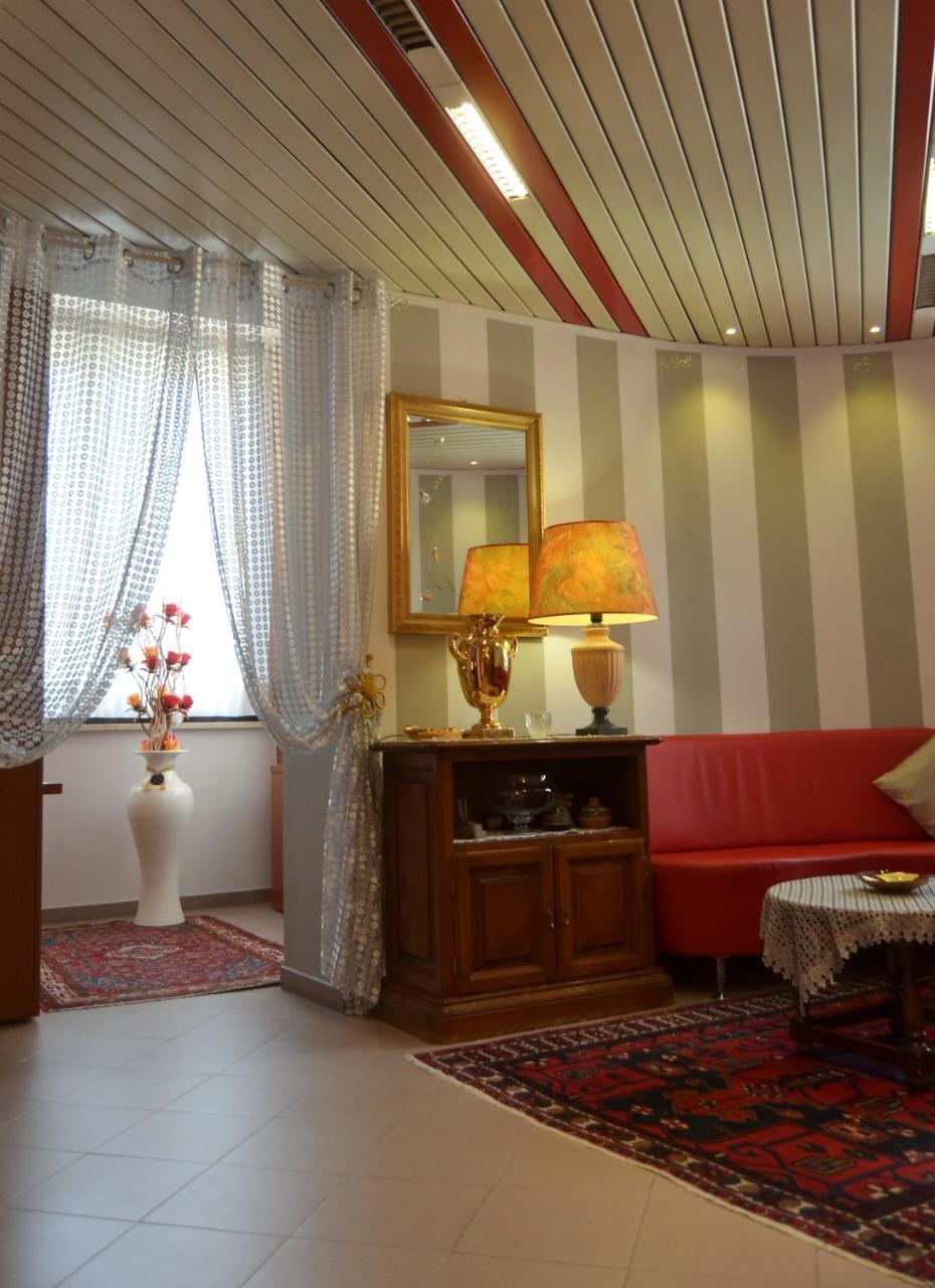 Hotel Facioni Pomezia Bagian luar foto