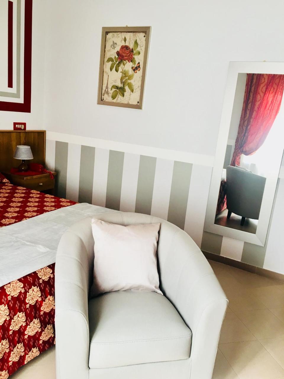 Hotel Facioni Pomezia Bagian luar foto