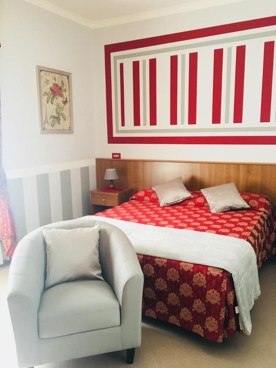 Hotel Facioni Pomezia Bagian luar foto